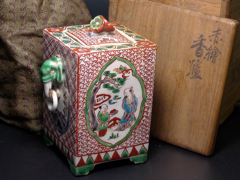 色絵磁器 60Z1198 萬暦年製・象双耳唐人文赤絵角香炉・巾着袋・共箱付